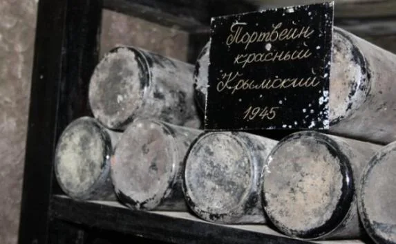 Из погребов «Массандры» достали 300 бутылок вина 1945 года (фото)