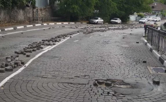 В Севастополе перекрыли движение на размытом дождём спуске Котовского (фото, видео)