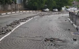 В Севастополе перекрыли движение на размытом дождём спуске Котовского (фото, видео)