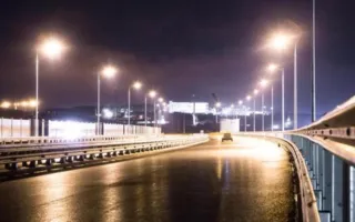 Первый пошел: дорожные службы Крыма эвакуировали с моста 4 автомобиля