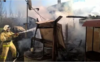 На Центральном рынке в Щелкино сгорело 80 торговых павильонов (видео)