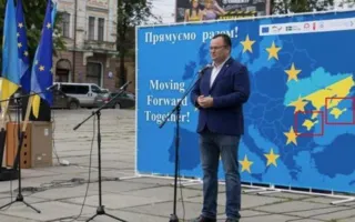 Крыма много не бывает: в Черновцах на день Европы выпустили баннер с двумя полуостровами (фото)