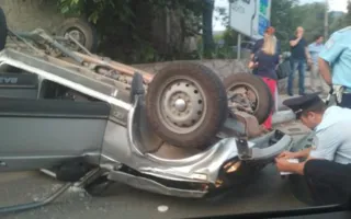 ДТП с «перевертышем» в центре Алушты спровоцировало огромную пробку (фото)