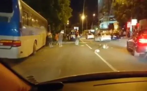 В Ялте автобус без тормозов остановился, врезавшись в столб (фото, видео)