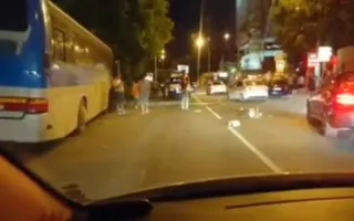 В Ялте автобус без тормозов остановился, врезавшись в столб (фото, видео)