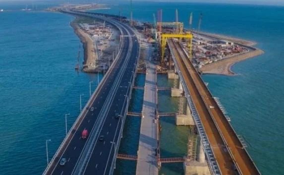 На Крымском мосту забили последнюю сваю в фундамент железной дороги (фото, видео)