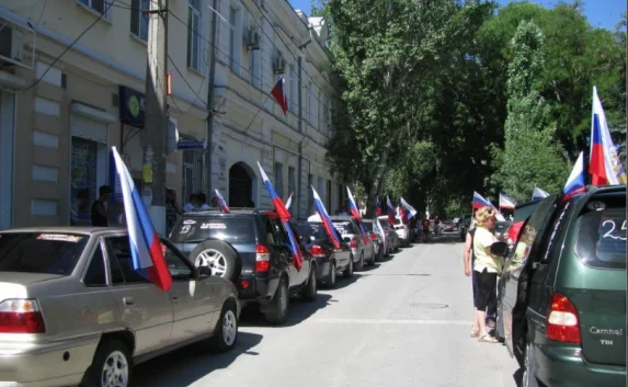 Феодосийцы отметили День России автопробегом (фото, видео)