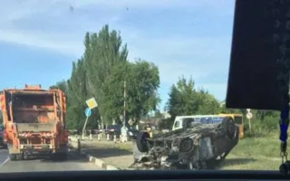 В Феодосии на железнодорожном переезде опрокинулась и загорелась иномарка (видео)