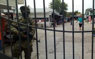 Керченский оптовый рынок заблокировали люди в камуфляже (фото)
