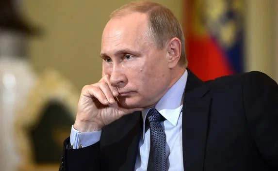 Драка «русской красавицы» с динозавром и футбол от Путина: новости мира (фото, видео)