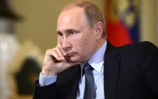 Драка «русской красавицы» с динозавром и футбол от Путина: новости мира (фото, видео)