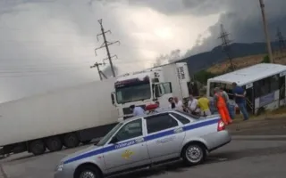В Старом Крыму фура протаранила автобус (фото, видео)