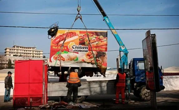 В Севастополе снесли незаконные ларьки в Нахимовском районе