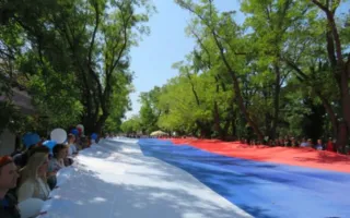 1,5-километровый триколор развернули в Севастополе