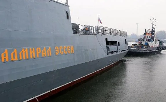 Крымский фрегат причалил к берегу греческого острова