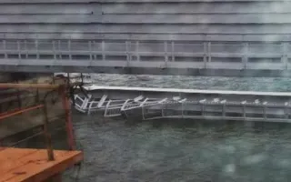 Железнодорожный пролет Крымского моста рухнул в воду (видео)
