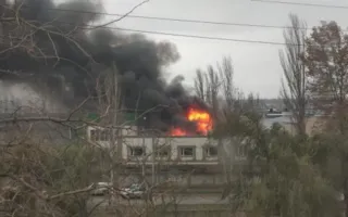В Керчи горел склад мебели (фото, видео)