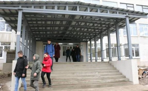 В керченском колледже, где произошла стрельба, возобновились занятия (фото)