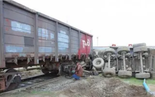 Поезд раздавил фуру у бочарного завода в Керчи (фото)
