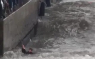 12-летнего мальчика смыло волной в море в Ялте (видео)