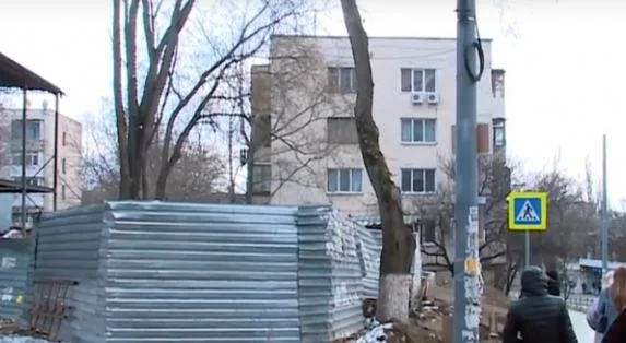 Зеленую зону у рынка на Северной закатывают под парковку (видео)