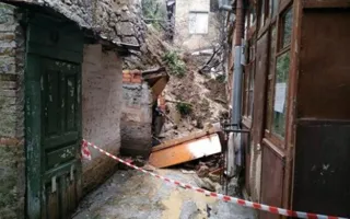 Подпорная стена рухнула на жилой дом в Ялте (фото)