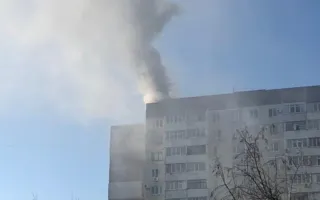 В Щелкино горит крыша многоэтажки (фото, видео)