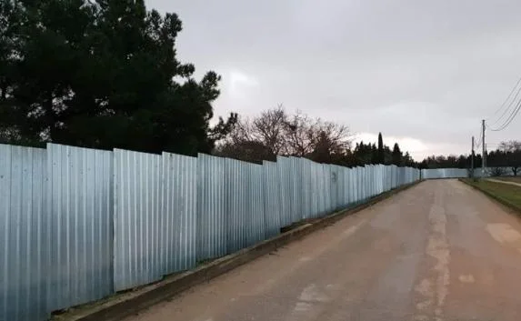 Вокруг парка Победы поставили железный «занавес»
