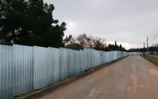 Вокруг парка Победы поставили железный «занавес»