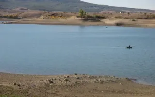 Обмелевшее Тайганское водохранилище затопило осадками (видео)