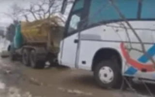 В Керчи экскурсионный автобус не смог подняться на Митридат (фото, видео)