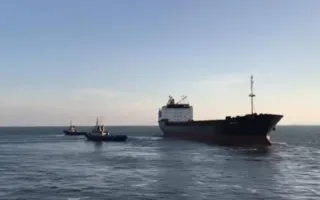 Сухогруз, застрявший в Керченском проливе, уже пять дней не могут снять с мели 