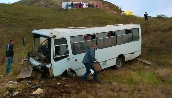 В Ленинском районе автобус с пассажирами слетел с трассы (фото)
