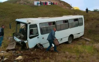 В Ленинском районе автобус с пассажирами слетел с трассы (фото)
