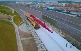 На железнодорожную часть Крымского моста уложили первые рельсы со стороны полуострова (видео)