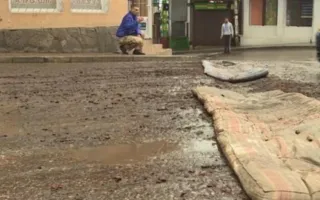 Разбитую дорогу в Алупке «залатали» матрасами (фото, видео)