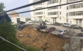 Дом с рухнувшей парковкой в Севастополе остался без света и отопления (фото)