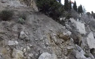 Отели в Понизовке «ползут» вниз из-за оползня (фото)