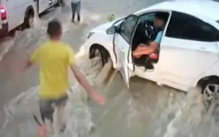 В Крыму наградят севастопольцев, спасших ребёнка во время потопа (видео)