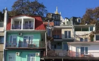 Туалетные войны: дом ялтинского инвалида захватили соседи-предприниматели