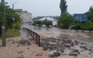 Дорожники кладут асфальт на спуске Котовского прямо в ливневую реку (видео)