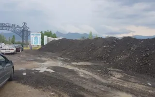 У арки «Страна Коктебель» складируют горы снятого асфальта (фото)