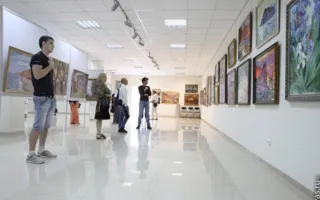 В галерее «Южный Эрмитаж» открылась самая масштабная сборная выставка художников Севастополя