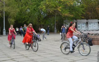 Велопарад «Lady In Red» в Севастополе — леди на велосипеде!