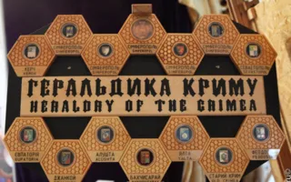 Картины воском, монеты и многое другое — на медовой выставке-ярмарке в Севастополе