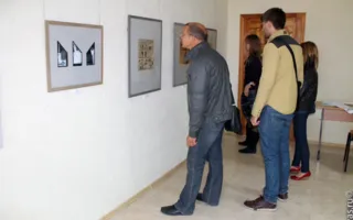 В Севастополе открылась выставка книжной графики — учитель и ученик представили свои работы в совместной экспозиции