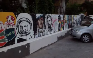 В Керчи старый забор превратили в картинную галерею