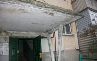 Козырьки подъездов в Балаклаве готовы обрушиться на головы горожан