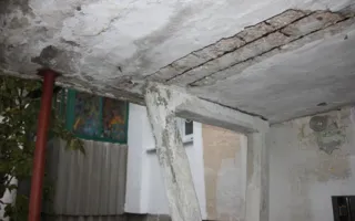 Козырьки подъездов в Балаклаве готовы обрушиться на головы горожан