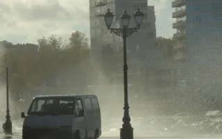 Севастополь в хрустальных брызгах шторма (фото)